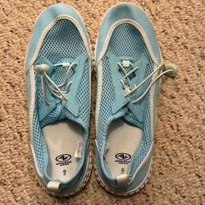 Walking shoes - size 9